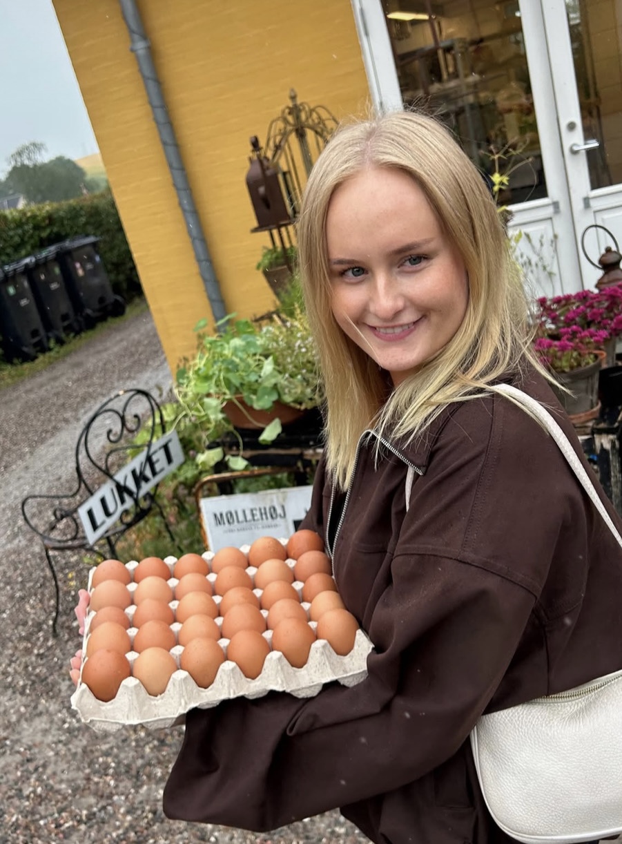 amalie med en bakke æg