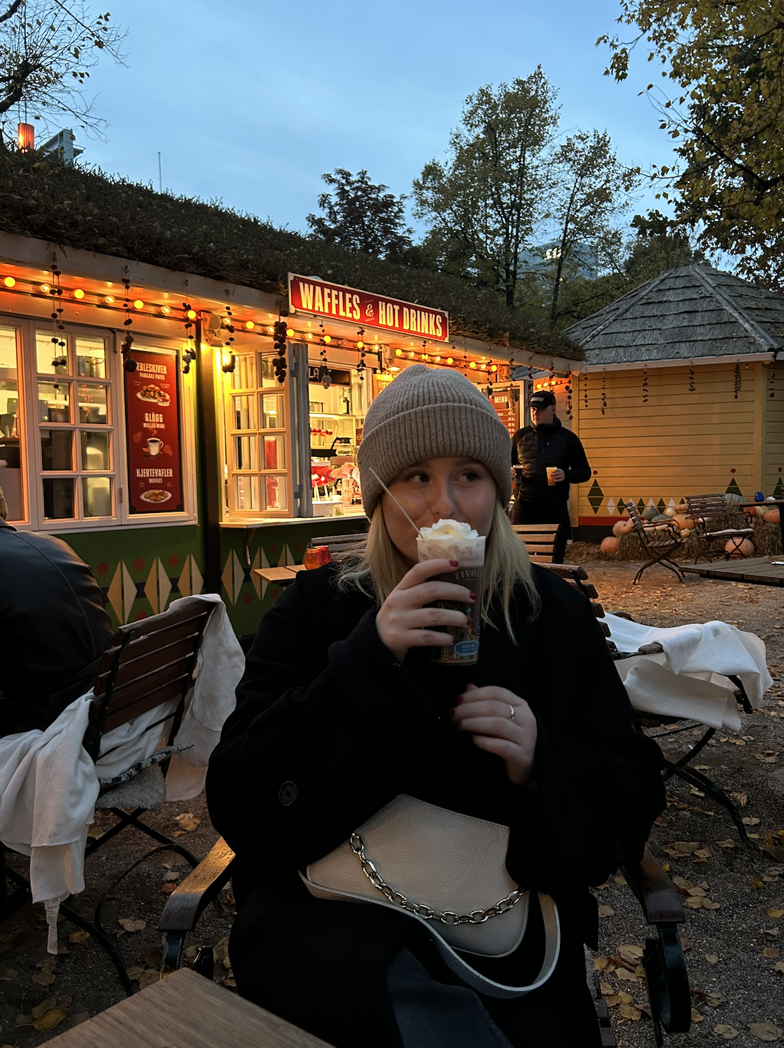 amalie der drikker varm kakao i tivoli