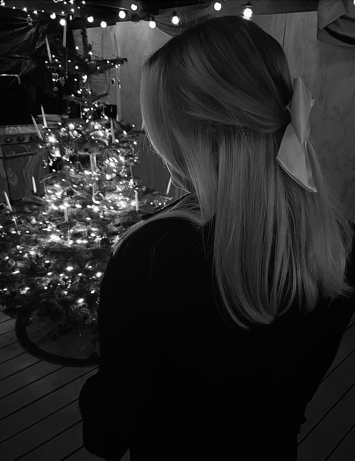 amalie foran juletræ i sort/hvid
